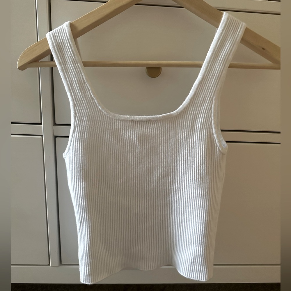 Abercrombie Cropped Tank - like new condition - Picture 2 of 2